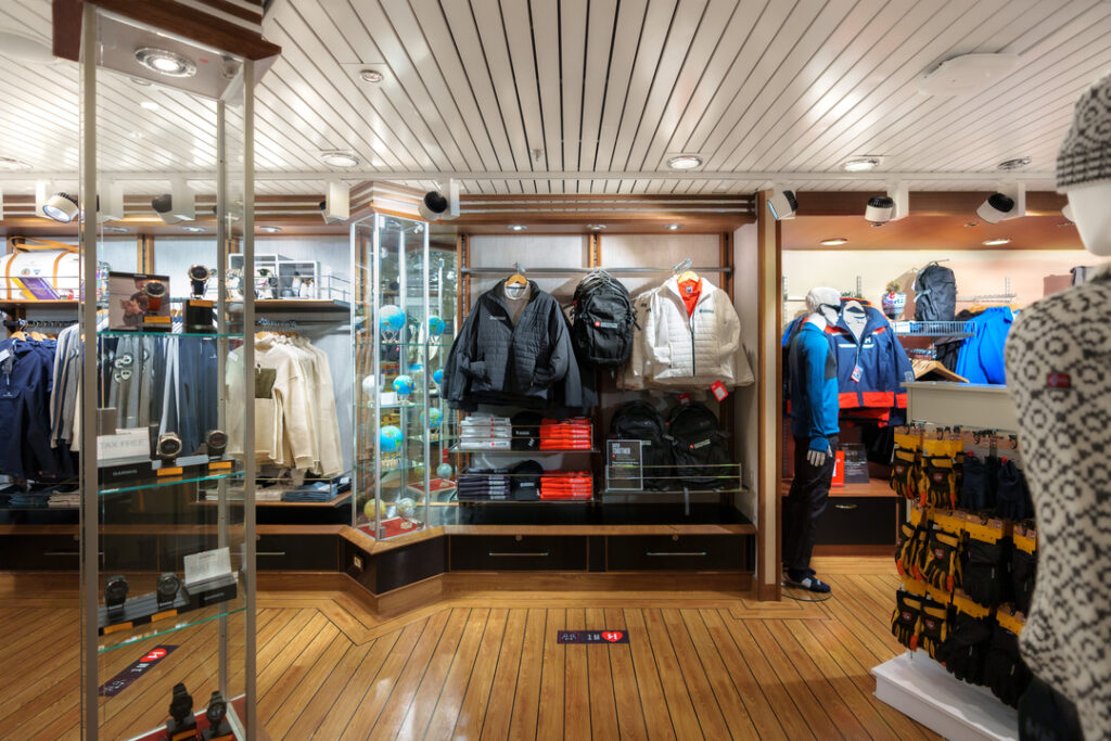 Der gut sortierte Bordshop der MS Fram mit einer Auswahl an Outdoor- und Expeditionsbekleidung, darunter Jacken, Pullover und Accessoires.