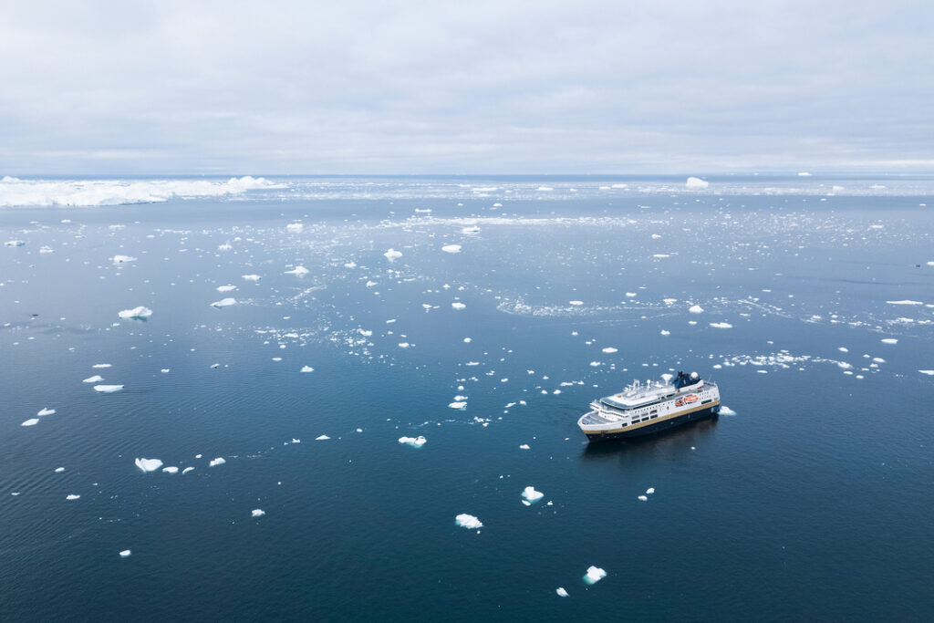 Expeditionsschiff MS Fram in eisbedeckten Gewässern bei Ilulissat, Grönland.