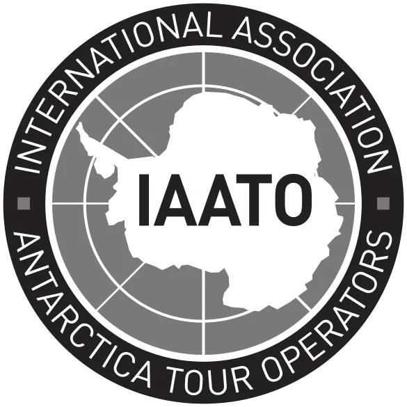 IAATO-Logo – Emblem der International Association of Antarctica Tour Operators mit Kontinentumriss der Antarktis im Zentrum.